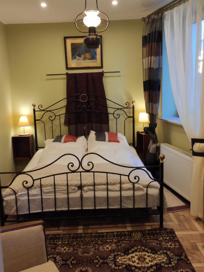 Dom Pod Zegarem Apartment แชมิตช์ ภายนอก รูปภาพ