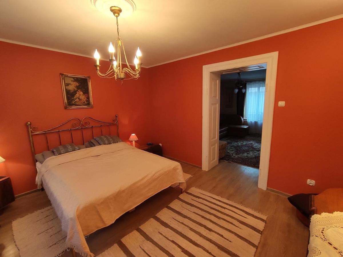 Dom Pod Zegarem Apartment แชมิตช์ ภายนอก รูปภาพ
