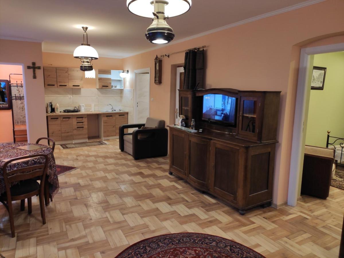 Dom Pod Zegarem Apartment แชมิตช์ ภายนอก รูปภาพ