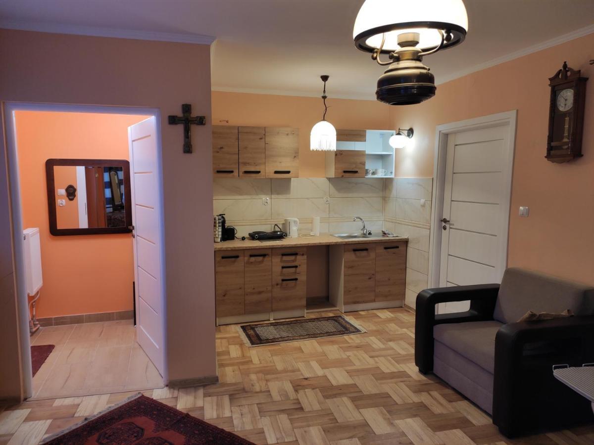 Dom Pod Zegarem Apartment แชมิตช์ ภายนอก รูปภาพ